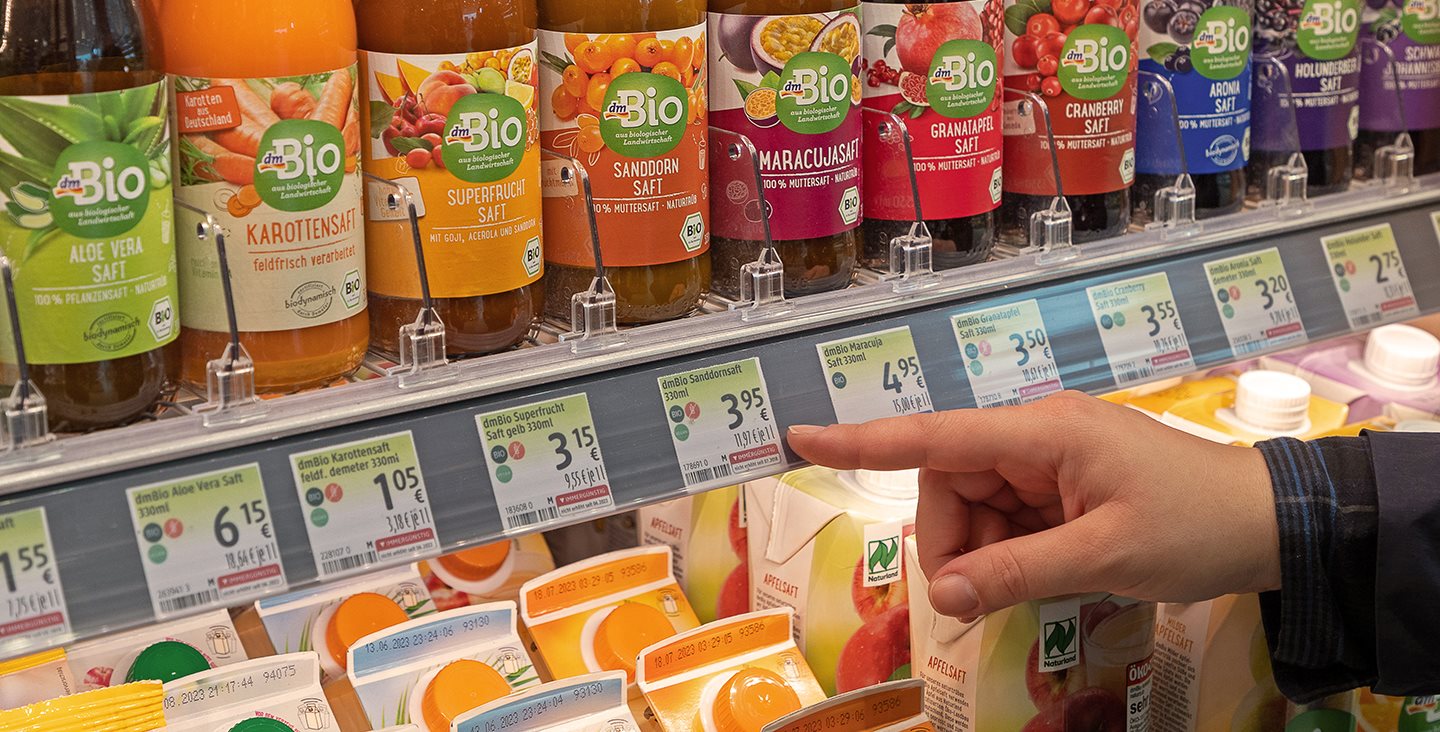 Praktická pomůcka pro lepší orientaci v regálech dm v souladu s trvalou udržitelností